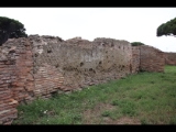 04950 ostia - regio i - insula xvii - caseggiato con fornace (i,xvii,1) - ostseite - 2. raum von norden - suedwand - 09-2023.jpg